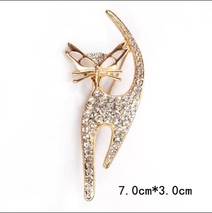 Close-up of golden cat brooch with white rhinestones showing 7.0cm by 3.0cm size detail