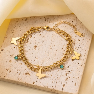 Detalle de pulsera de mariposa dorada de doble capa con cuentas y grabado físico K18