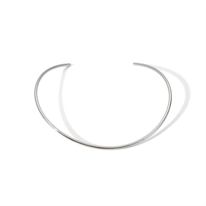 Detailansicht eines glatten silbernen Edelstahl-Halsreifs mit minimalistischem Design