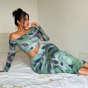Dettaglio del completo tie-dye verde con top a spalle scoperte e gonna longuette slim