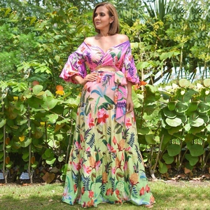 Vestido largo floral con hombros descubiertos, mangas abullonadas y corte cintura
