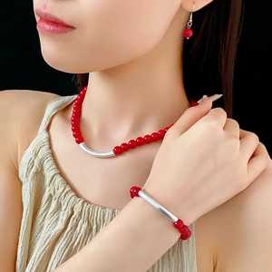Parure de bijoux ethniques en perles rouges comprenant collier, bracelet et boucles