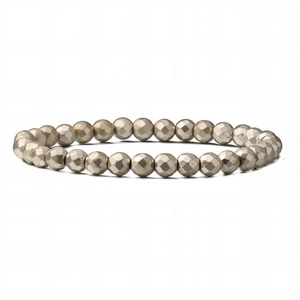Vue macro détaillée de perles d'hématite à facettes dorées sur un bracelet haut de gamme pour homme