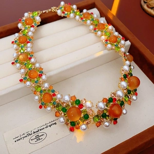 Détails d'un ensemble de bijoux vintage avec pierres œil de chat orange et perles