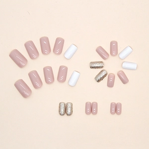 Faux ongles carrés champagne et blanc laiteux avec une finition pailletée argentée