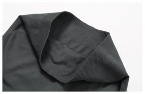 Détail de la taille haute côtelée sur un legging de sport gris foncé sans couture