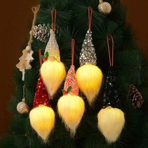 5er-Set leuchtende Weihnachtswichtel mit Paillettenmützen an einem Weihnachtsbaum hängend