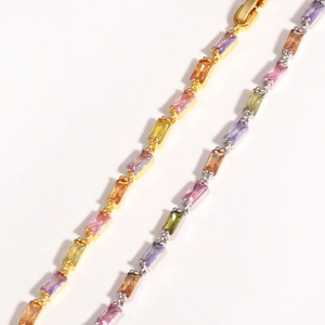 Dettaglio ravvicinato dei bracciali in zircone arcobaleno in oro e argento con cristalli quadri