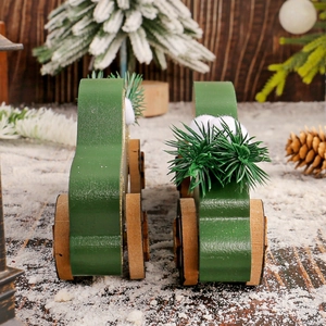 Décoration de Noël voiture en bois vert foncé avec mini aiguilles de pin et neige