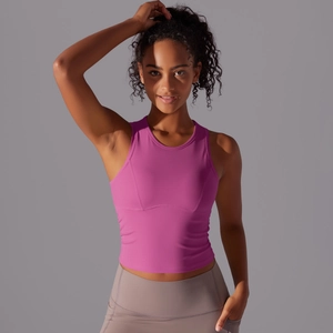 Détail du haut de yoga rose en tissu respirant à séchage rapide et coupe ajustée