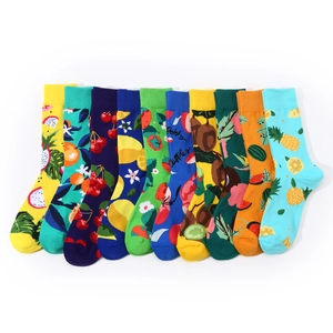 Lot de dix paires de chaussettes en coton colorées avec motifs de fruits variés
