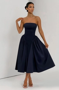 Dettaglio dell'abito a fascia blu navy con lacci sulla schiena e gonna a pieghe