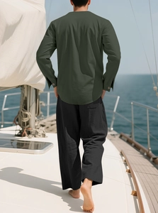 Vue détaillée d'une chemise en lin vert foncé et pantalon noir sur un pont de yacht