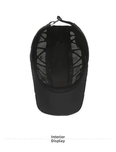 Vue intérieure de la casquette de sport en mesh noir avec sangle de réglage