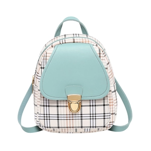 Mini zaino a quadretti con finiture in pelle azzurra e chiusura dorata su sfondo bianco