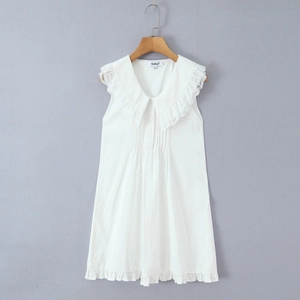 Robe blanche sans manches avec col en dentelle et ourlet à volants sur cintre