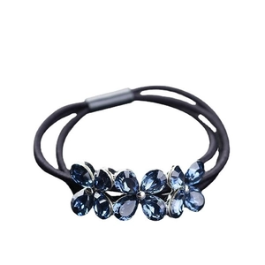 Élastique à cheveux noir avec un charmant accessoire fleur en strass bleu brillant