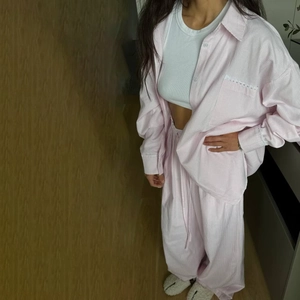 Ensemble de détente rayé rose deux pièces avec chemise à manches longues et pantalon large