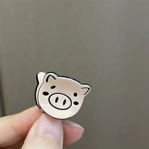 Primer plano de una linda pinza de pelo de cerdito rosa hecha de resina suave y brillante