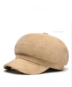 Detalle de gorra de vendedor de periódicos caqui con textura de ante y costuras modernas