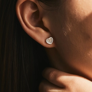 Orecchini a cuore in argento sterling S925 con intarsio in madreperla su modella