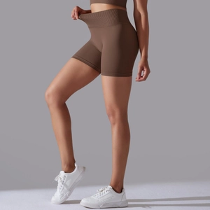 Gros plan détaillé du short de sport sans couture marron foncé montrant l'élasticité
