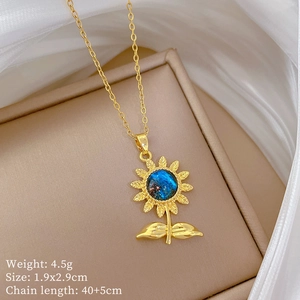 Détail du pendentif tournesol doré avec pierre bleue et dimensions de 1,9x2,9 cm