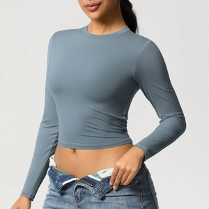 Vue détaillée du tissu respirant doux et du col rond sans couture du haut court de yoga