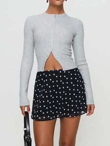 Ensemble cardigan gris en maille côtelée Y2K et jupe à pois porté par un mannequin