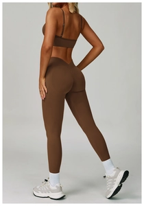 Detail of high-waist yoga leggings with V-shaped back seam and push-up effect