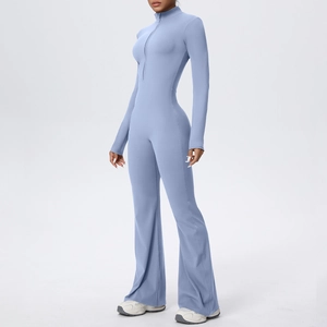 Détail d'une combinaison de yoga bleu ciel avec col demi-zip et manches longues ajustées