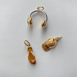 Kopfhörer, Baseballkappe und Flip-Flop Anhänger im Hip-Hop-Stil in Gold und Silber
