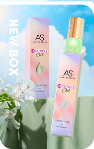 Primer plano de aceite para cutículas de 10ml sobre tela verde con fondo de cielo