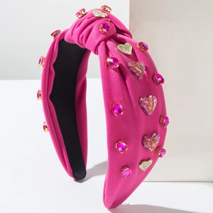 Nahaufnahme von rosa verknotetem Haarreif mit Herz-Resin-Elementen und Strasssteinen