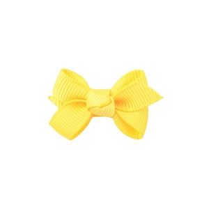 Détail d'un nœud papillon en ruban gros-grain jaune vif avec une texture côtelée fine