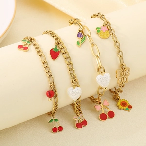 Bracelets de cheville dorés avec pendentifs cerises et fraises en émail coloré