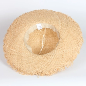 Détail intérieur du chapeau en raphia avec bandeau et étiquette de matière 100% naturelle