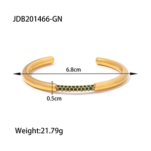 Dettaglio del bracciale rigido in acciaio inossidabile placcato oro 18K con pietra verde
