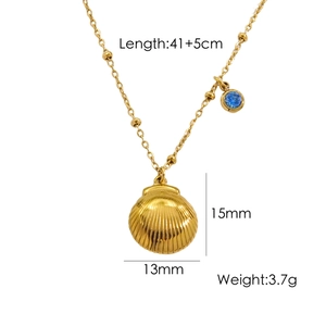 Details der goldenen Muschelkette mit blauem Stein und 41+5cm Kettenlängenangabe