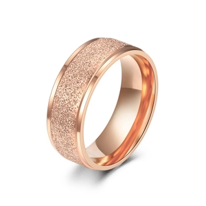 Detailansicht des 8 mm breiten roségoldenen mattierten Titanstahlrings mit polierten Kanten.