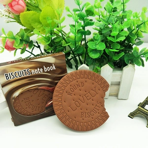 Dettaglio del taccuino a forma di biscotto al cioccolato con morso e confezione regalo