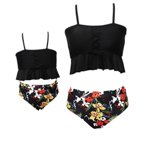 Ensemble bikini assorti mère et fille avec hauts à volants noirs et bas à fleurs