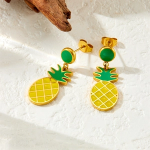 Kreative Gold-Ananas-Ohrhänger mit leuchtend gelben und grünen Emaille-Details