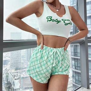 Ensemble 2 pièces femme avec crop top blanc 'Baby Girl' et short à carreaux vert d'été