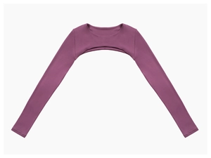 Détail macro du boléro de sport violet à manches longues et col rond pour le fitness