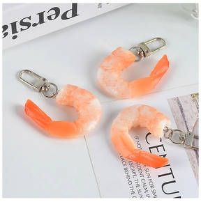 Detail van realistische PVC garnaal sleutelhanger met fijne textuur en zilveren clip