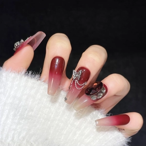 Faux ongles dégradés bordeaux faits main avec papillon argenté et charmes de rubis
