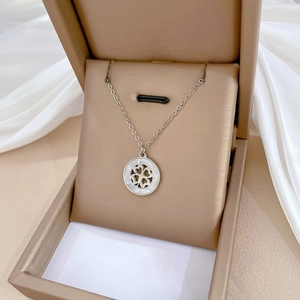 Collier trèfle en acier titane argenté présenté dans un coffret cadeau de luxe
