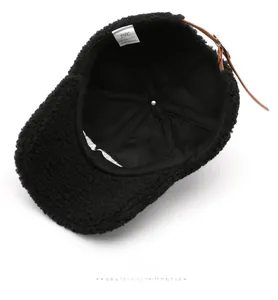 Vista dettagliata dell'interno del cappellino nero in pile con etichetta e cinturino