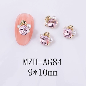 Detail von 9x10mm rosa Kristall- und Perlen-Nagelkunst-Anhängern mit Goldperlen-Deko